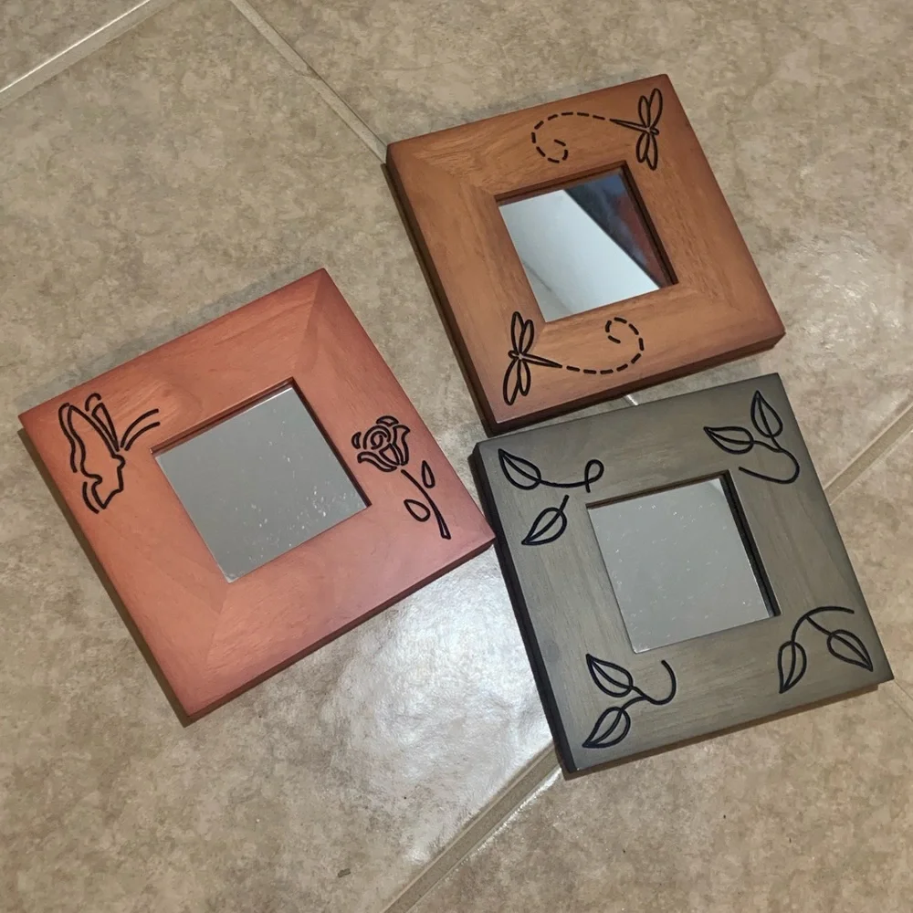 3-piece Mirrored wall-hanging frames. 6.5”x6.5”. Great condition. Pre-owned